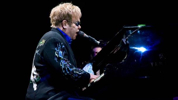  Elton Džon napušta scenu 