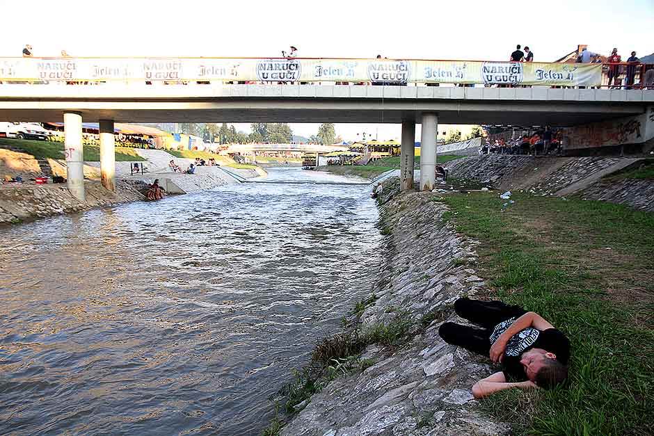  Bijeljina: Uhapšen pijani pješak, ometao saobraćaj  