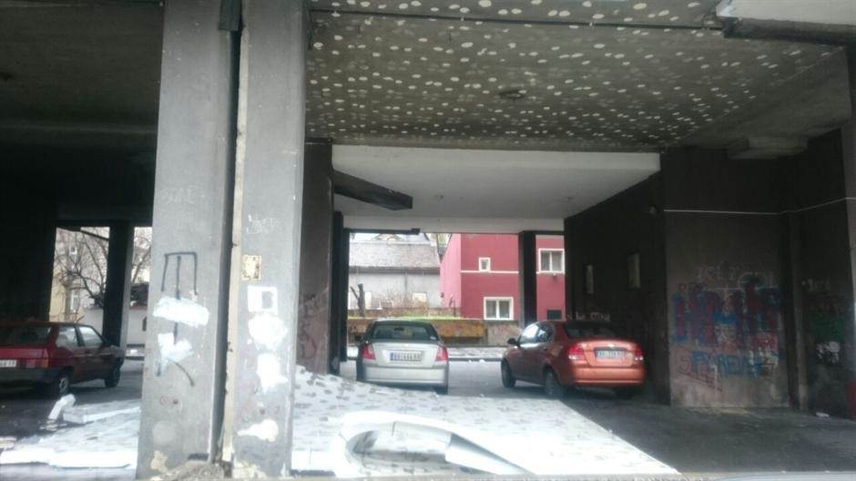 STRAVA u Beogradu: Vjetar ruši krovove 