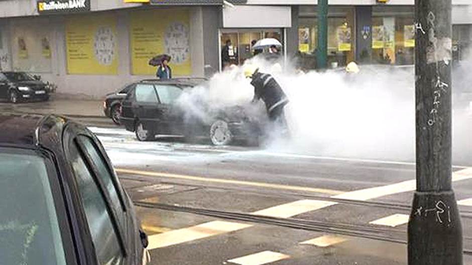  U Sarajevu se zapalio automobil u vožnji 