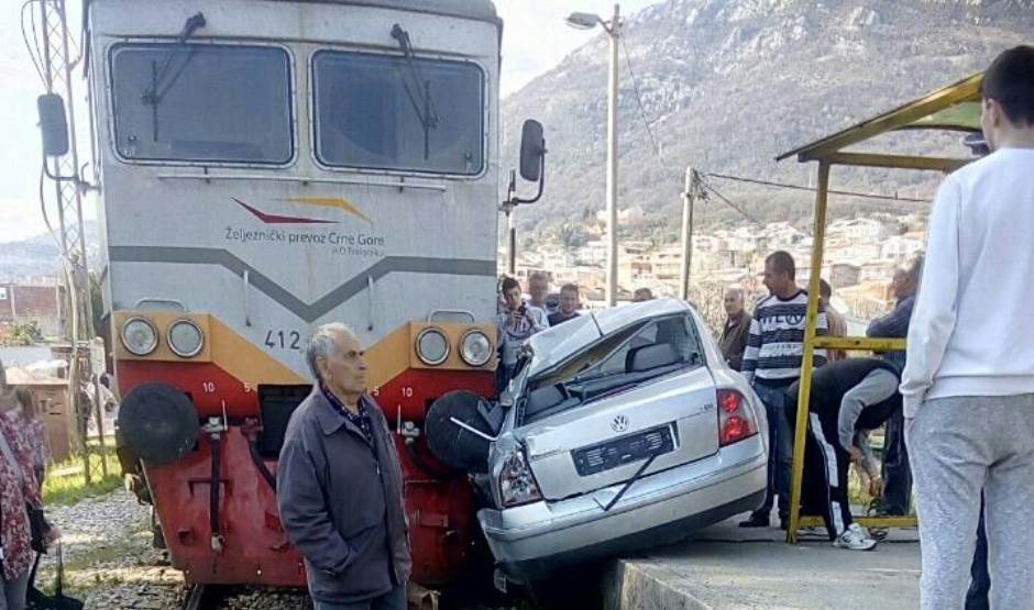  Crna Gora: Voz udario u auto 