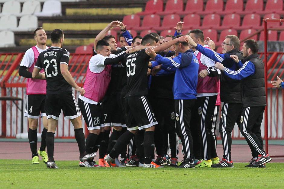  Slavlje fudbalera Čukaričkog poslije pobjede nad Crvenom zvezdom 