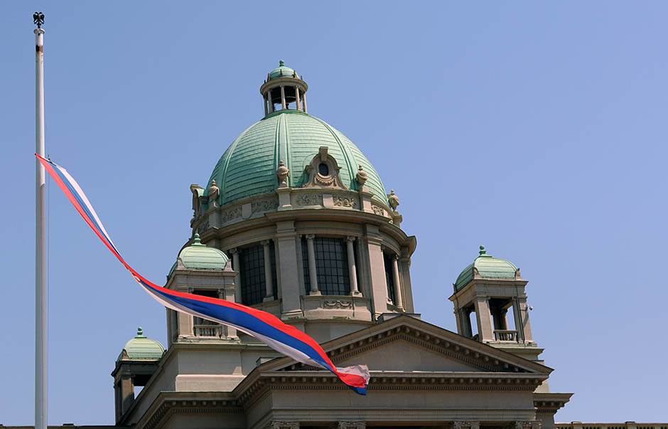  Uhapšen osumnjičeni da je nožem ranio muškarca ispred Skupštine Srbije 