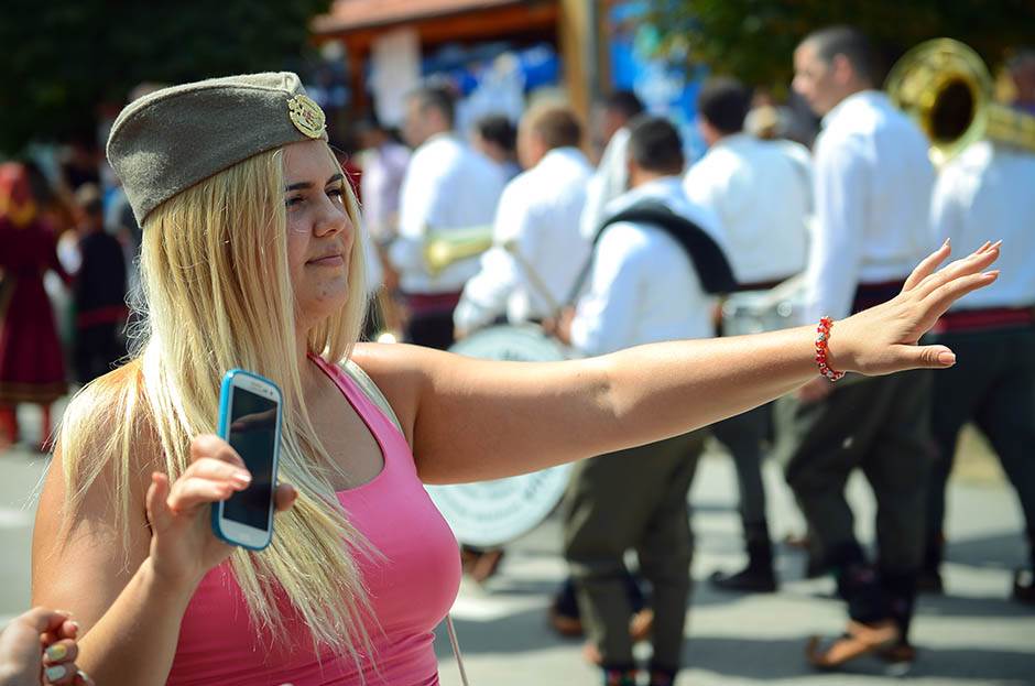 crna djevojka izlazi s bijelim momkom