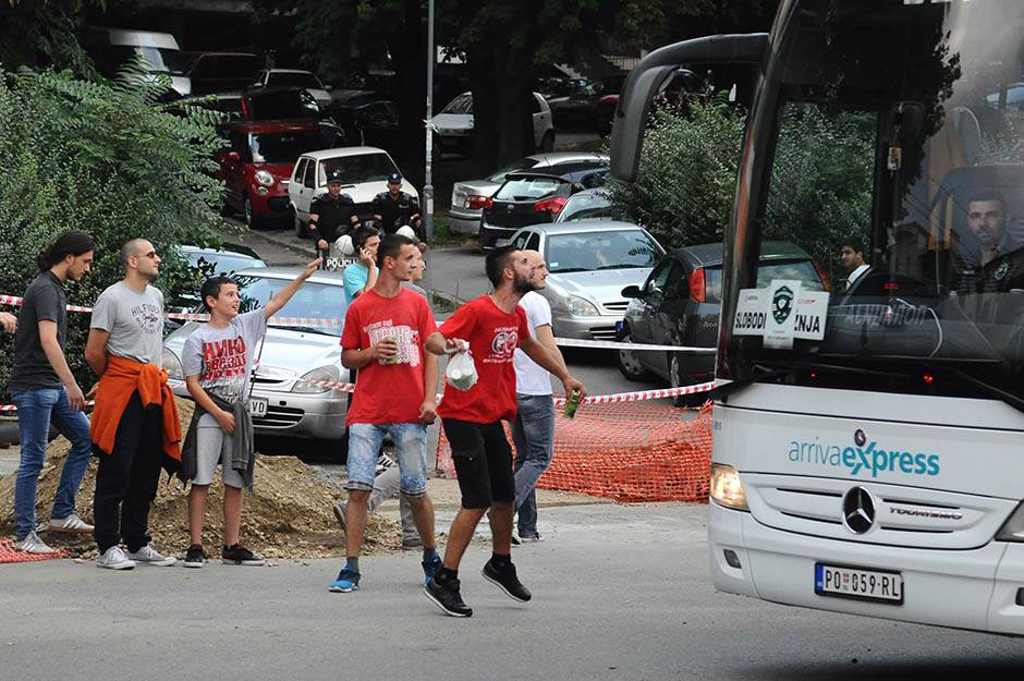  Delije sačekale autobus sa Bugarima FOTO 