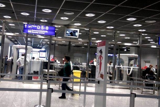  Bes u Njemačkoj: Nemci bez kontrole izlaze sa aerodroma! 