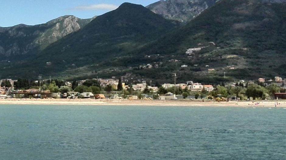  Na plaži u Šušnju nađen mrtav Rus 