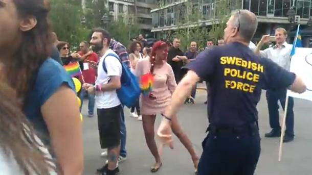  Švedski policajac na srpskoj gej paradi (VIDEO) 