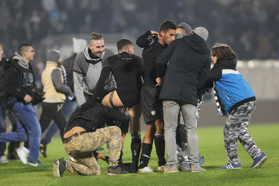  Navijači skidali igrače na Partizan PAOK FOTO VIDEO 