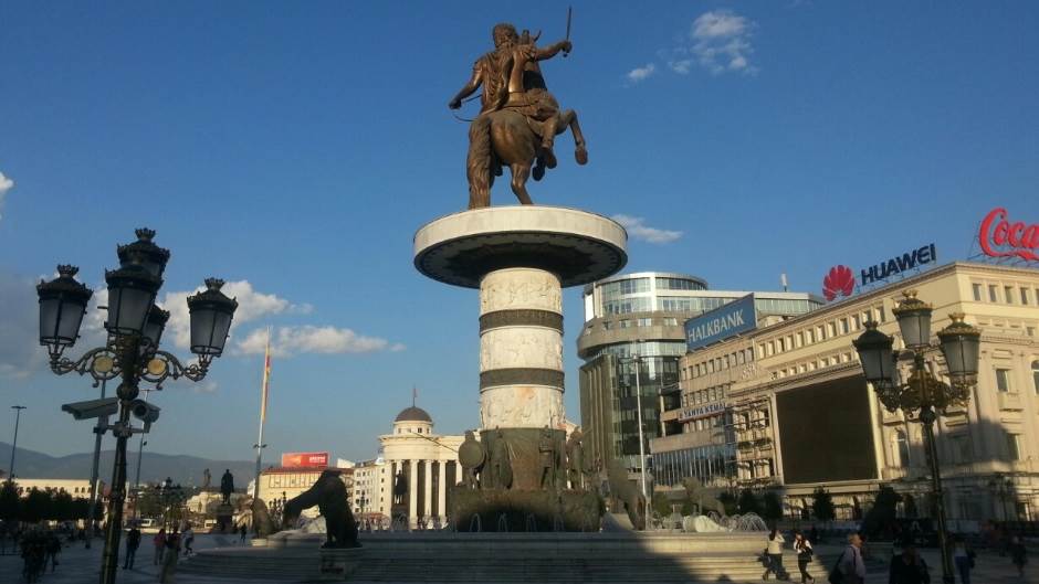  Skoplje: Protesti ispred Sobranja, gomila se policija 