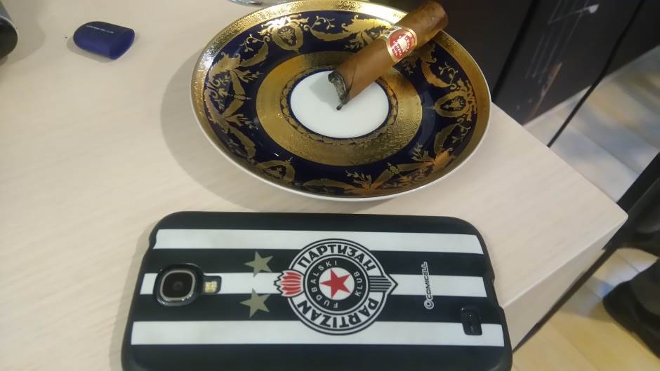 Partizan, maska za mobilni telefon, cigara Partizan, maska za mobilni telefon, cigara