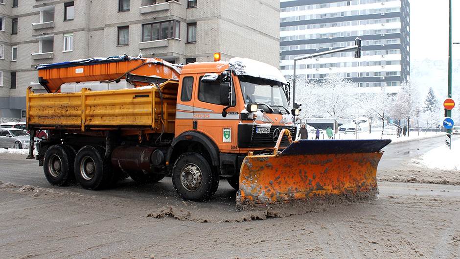   Snijeg u Sarajevu ne prestaje, kolaps u saobraćaju 