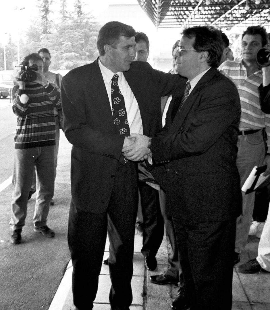 Obradović i Čović 1996. godine uoči odlaska reprezentacije Jugoslavije na OI u Atlantu. Čović je tada bio predsednik Košarkapkog saveza Jugoslavije. Obradović i Čović 1996. godine uoči odlaska reprezentacije Jugoslavije na OI u Atlantu. Čović je tada bio predsednik Košarkapkog saveza Jugoslavije.