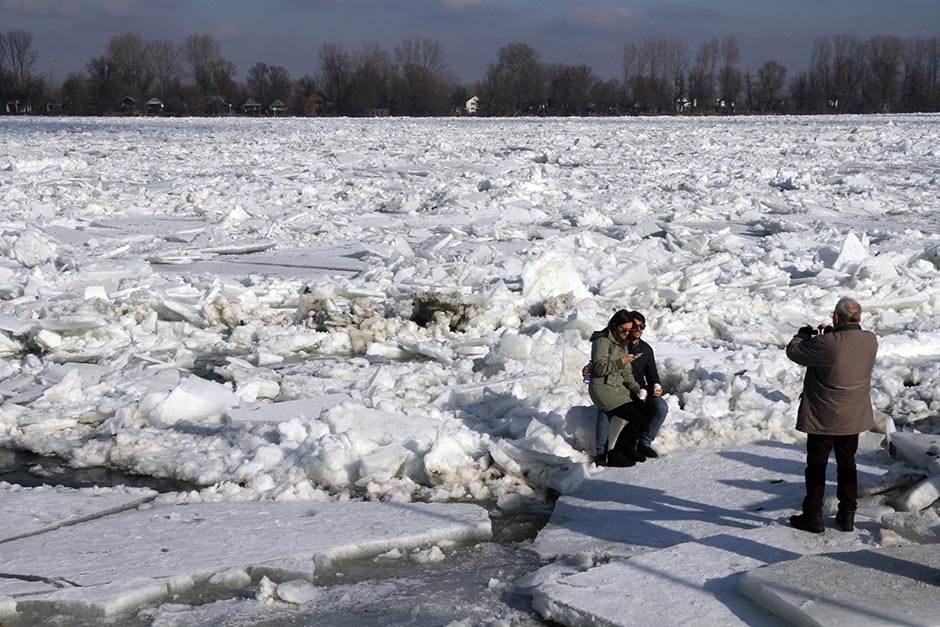  Beogradski splavovi i brodice okovani ledom FOTO 