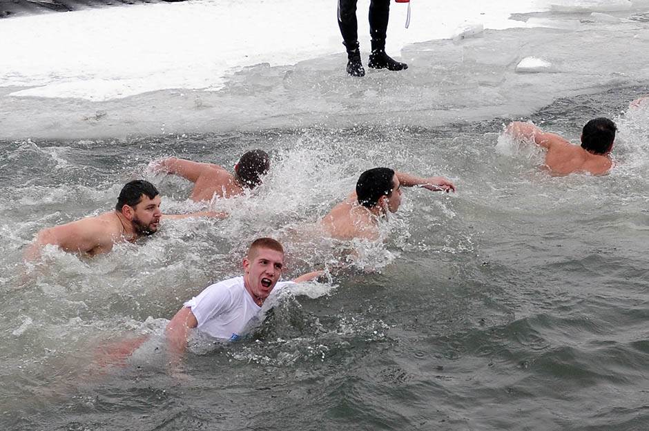  Plivanje za Časni krst: Da se smrzneš (FOTO) 