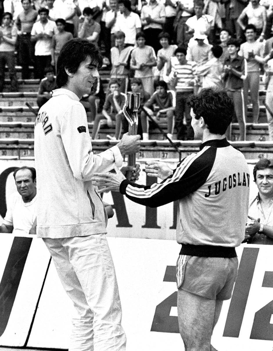 Milenko Savović nosi štafetu Mladosti 1982. godine uoči finala Kupa Maršala Tita između Crvene zvezde i Dinama (4:2). Milenko Savović nosi štafetu Mladosti 1982. godine uoči finala Kupa Maršala Tita između Crvene zvezde i Dinama (4:2).