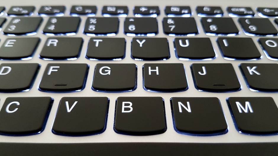  Zašto J i F na tastaturi imaju crticu 