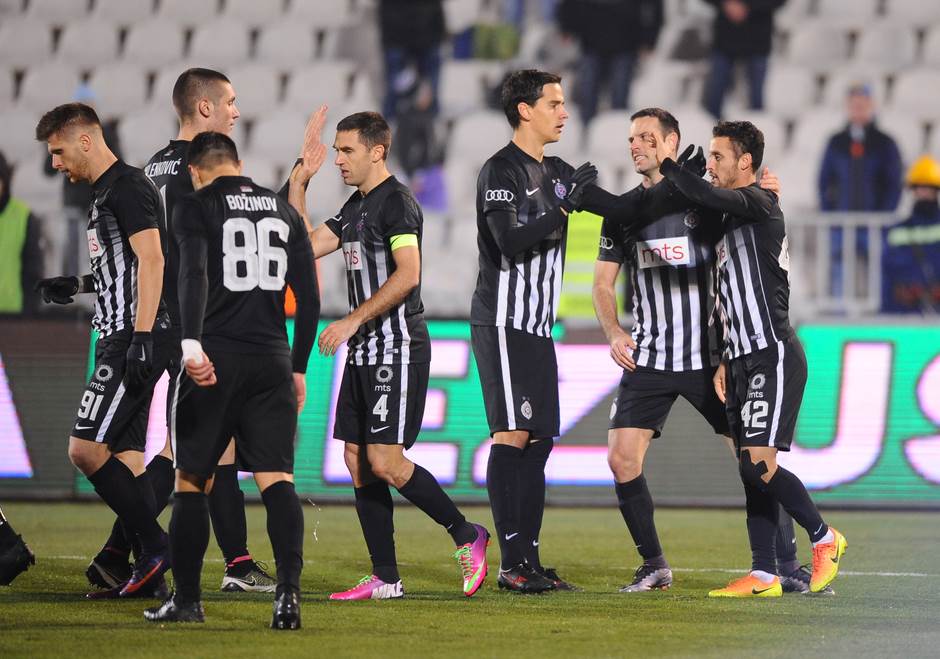  Fudbaleri FK Partizan proslavili pobjedu KK Partizan u vječitom derbiju 