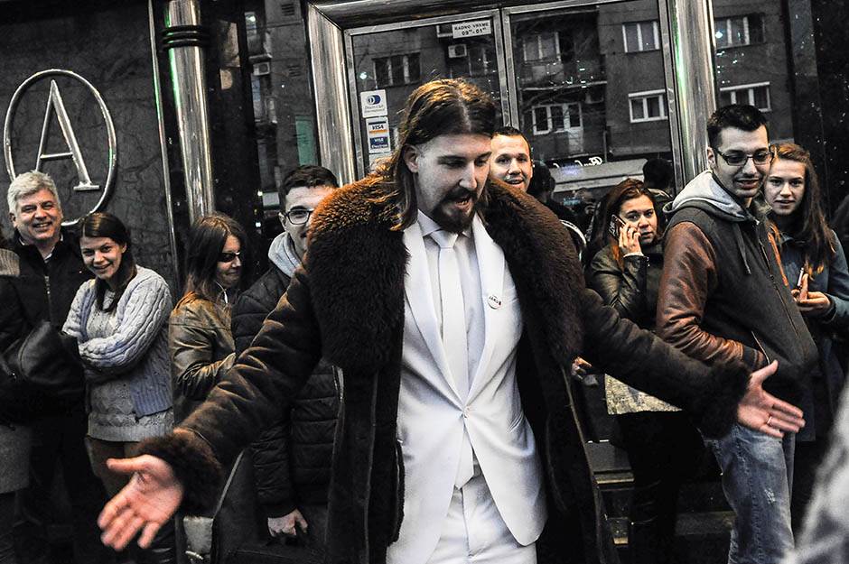  Gužva u Beogradu: Građani navalili na Belog (FOTO) 