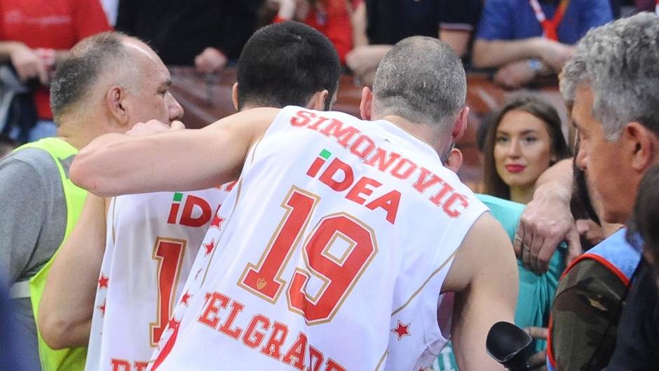  FOTO: Rasprava Lazića i navijača posle meča 