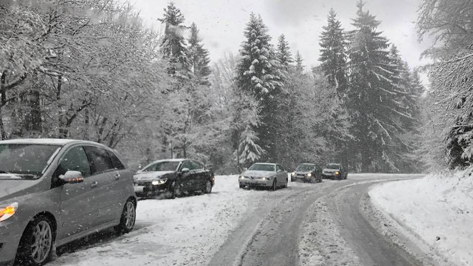  Snijeg stvorio probleme vozačima, pojedine dionice zatvorene za kamione 