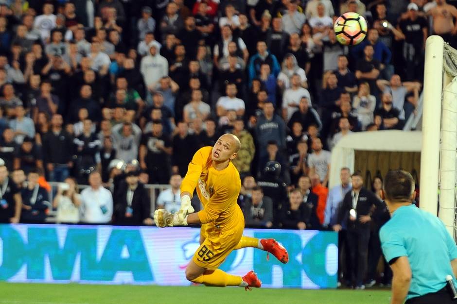  Vjezbanje-u-kuci-kako-da-vjezbam-u-kuci-vjezbe-za-istezanje-ledja 