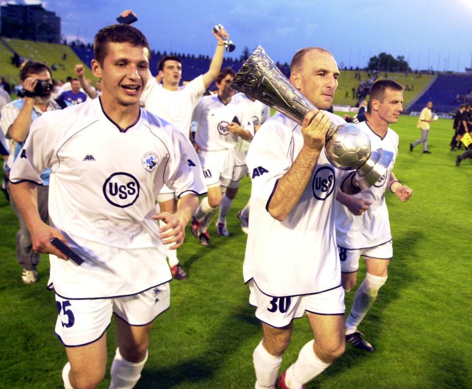 Fudbaleri Sartida iz Smedereva proslavljaju osvajanje Kupa Srbije i Crne Gore protiv Crvene zvezde na stadionu Partizana. Sa peharom Nenad Mirosavljević, pored njega Marko Pantelić. Fudbaleri Sartida iz Smedereva proslavljaju osvajanje Kupa Srbije i Crne Gore protiv Crvene zvezde na stadionu Partizana. Sa peharom Nenad Mirosavljević, pored njega Marko Pantelić.