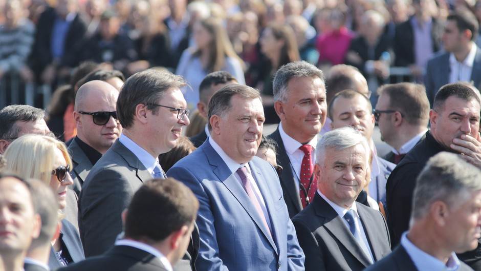  Dodik odlikovao Vučića 
