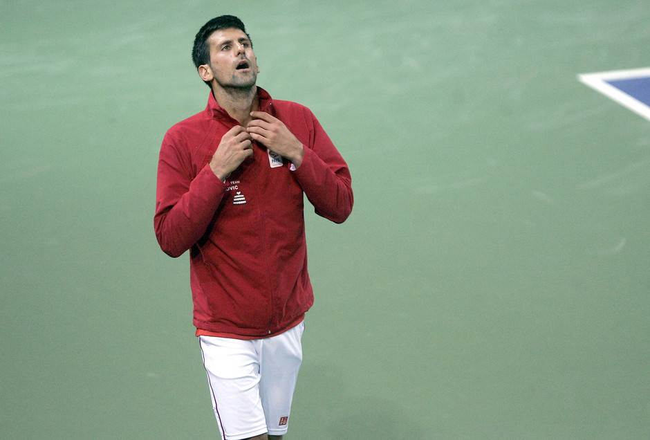  Novak-Djokovic-trenira-vredno-ali-bez-reketa 