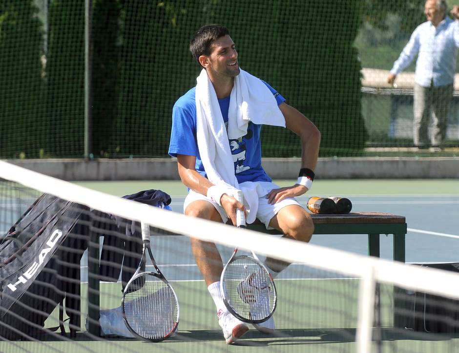  Novak-Djokovic-poceo-da-trenira-sa-reketom 