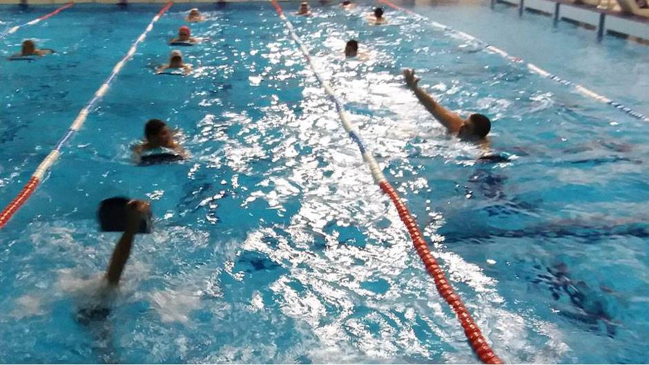  Vaterpolo klub Borac golovi vezani lancima na Gradskom olimpijskom bazenu FOTO, VIDEO 