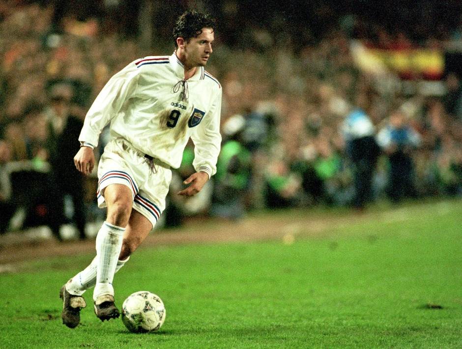 Predrag Mijatović u dresu sa pertlom, jesen 1996. godine, kvalifikacije za Mundijal u Francuskoj. Predrag Mijatović u dresu sa pertlom, jesen 1996. godine, kvalifikacije za Mundijal u Francuskoj.