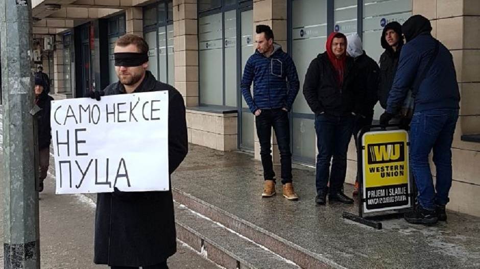  Zašto je čovjek ćutao ispred konzulata Slovenije? 