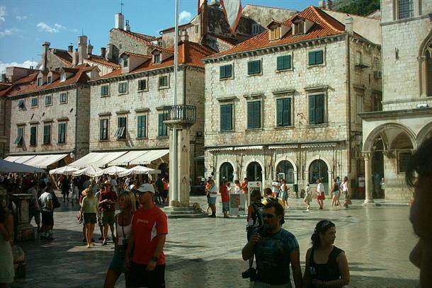  Dubrovnik: Djeca uništila tablice SRB  