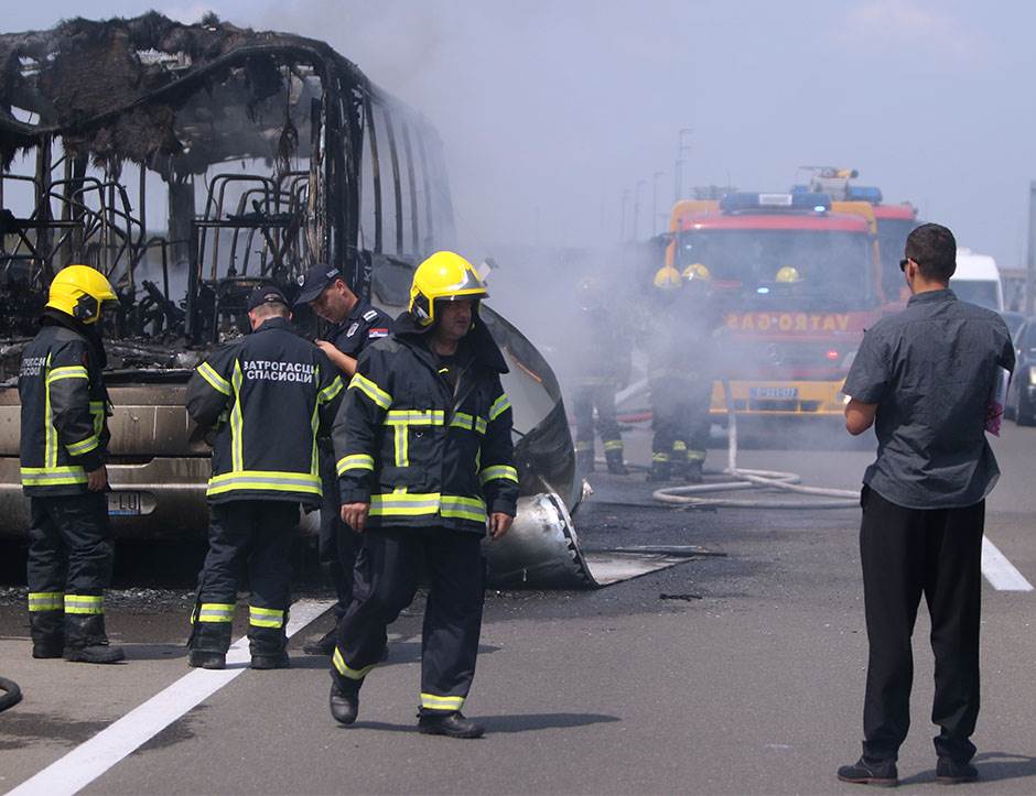  Hrvatski autobus potpuno izgoreo kod Tesle FOTO 