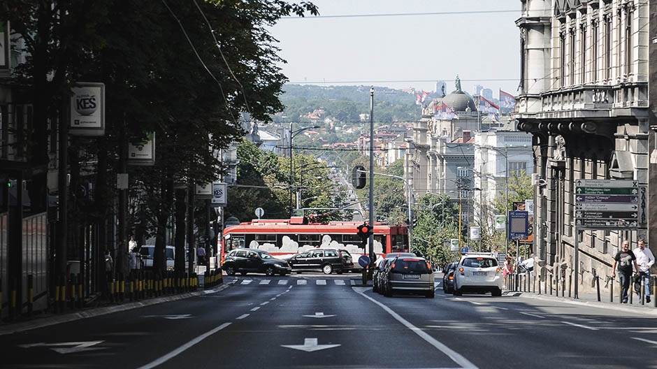  Trola u Beogradu isekla prolazniku vrat!? 