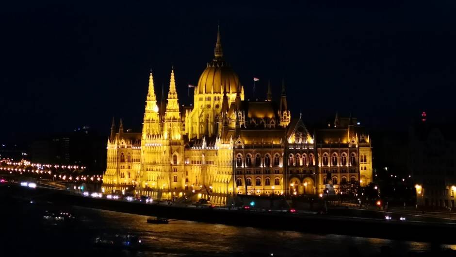  Mađarska uvodi vanredno stanje: Imaće noćni policijski čas, premijer se hitno oglasio putem video poruke 