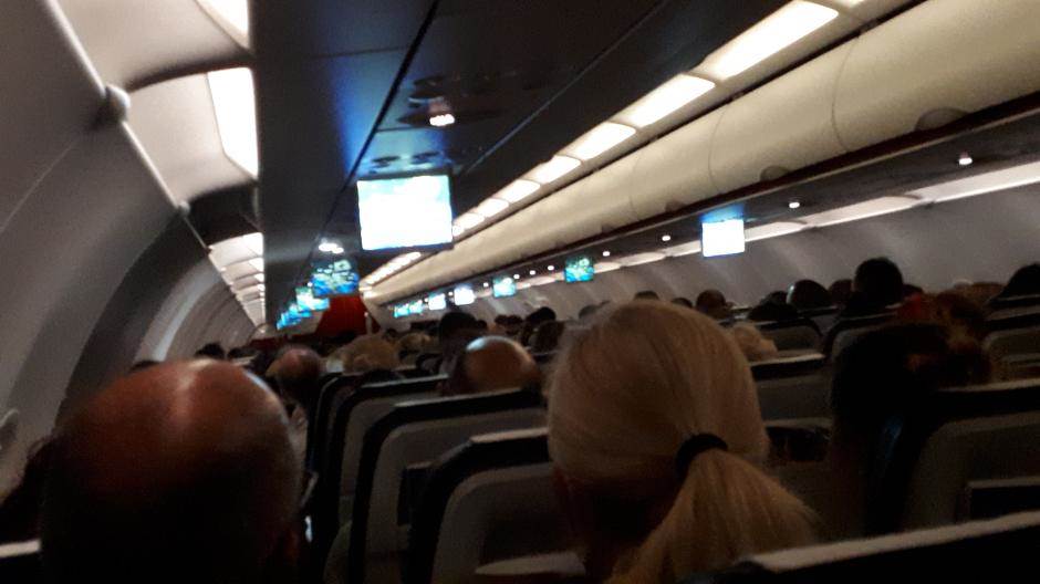  Drama u avionu: Putnike bolele uši, curila im krv 