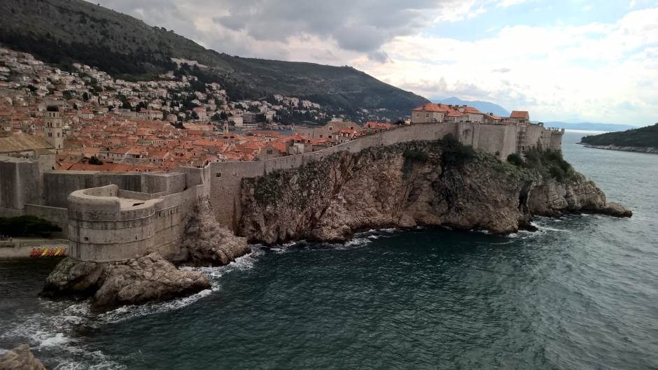  Skandal u Dubrovniku: Kukasti krst nasred terena 