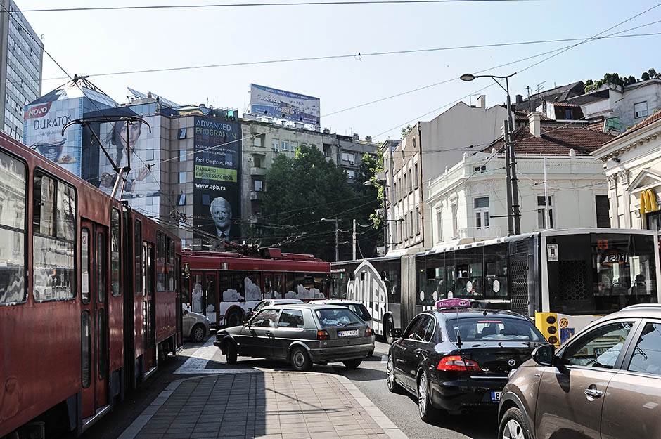  Beograd: Potegla pištolj, pretila putnicima 