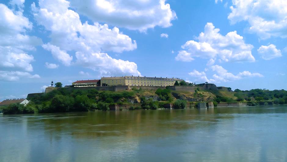  Muškarac pao sa zidina Petrovaradinske tvrđave u Novom Sadu 