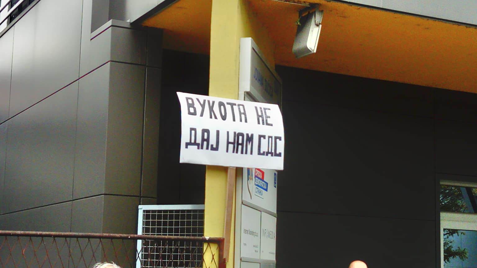  Banjaluka: Legitimisani okupljeni ispred SDS-a 