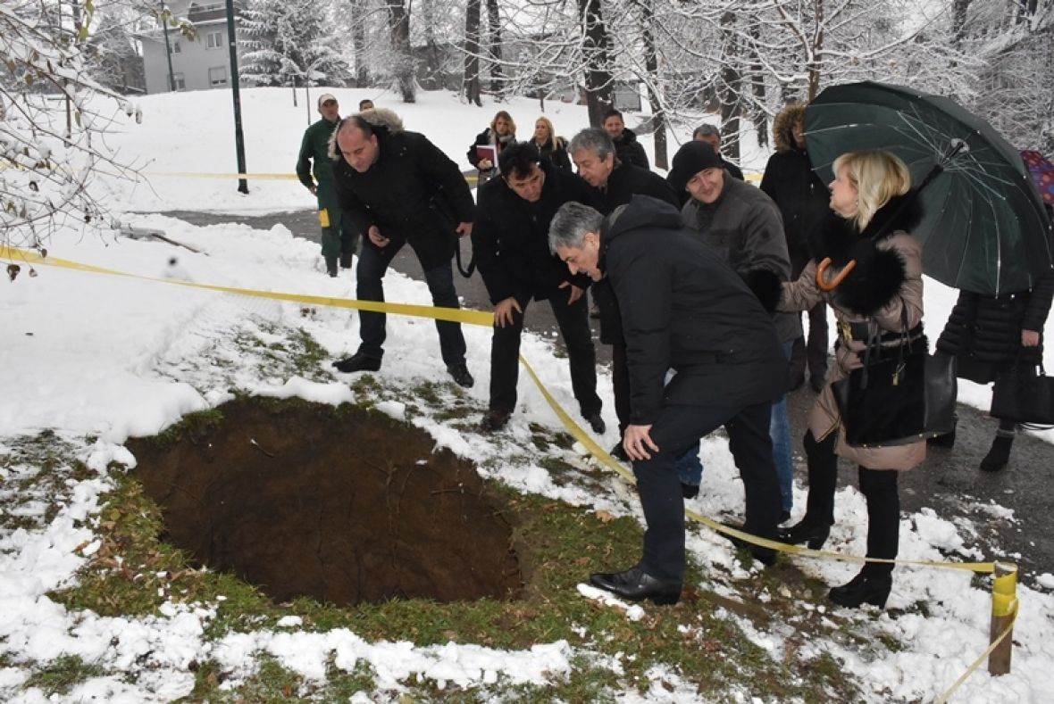  Otvorilo se tlo u parku usred Sarajeva 