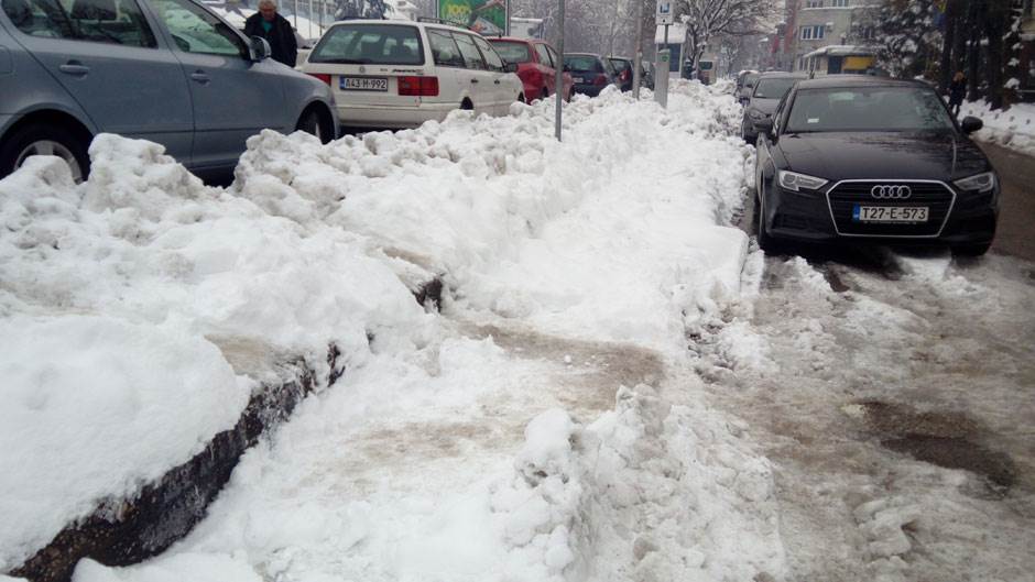  Banjaluka: Lome ruke zbog snijega i leda 