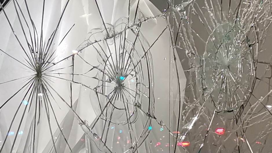  Incident u Banjaluci: Oštetio dva auta i razbio staklo na prozoru stana 