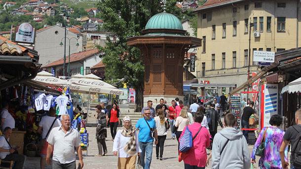  Sarajevo: Oštećen Izetbegovićev spomenik 