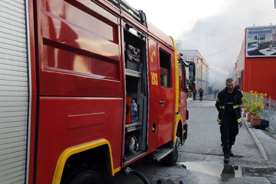  Mostar: Izgorjela zgrada "Borsa" 