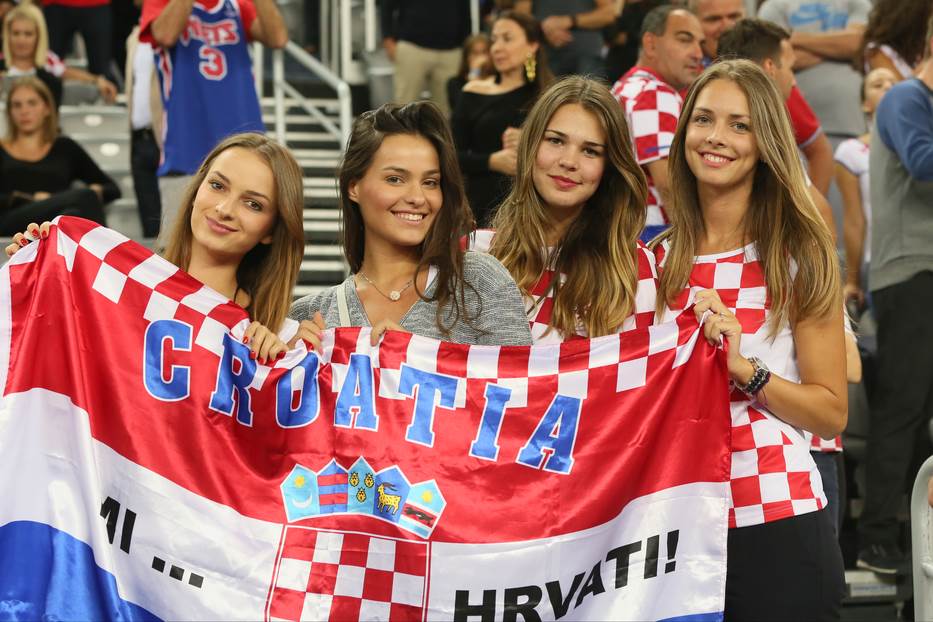  Hrvatski navijači pjesmom uspavljuju dijete 