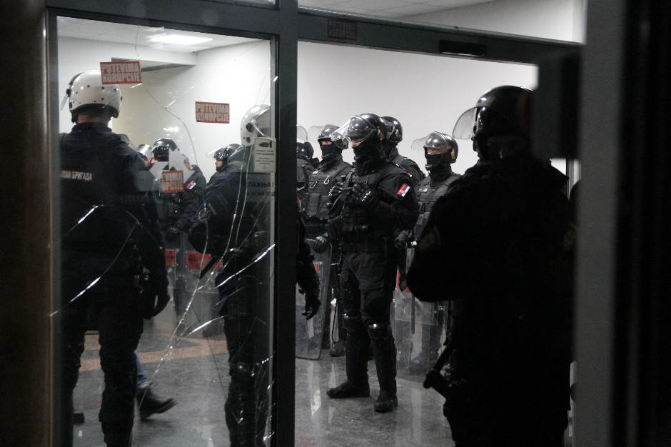  Žandarmerija izvela demonstrante iz RTS-a (FOTO) 