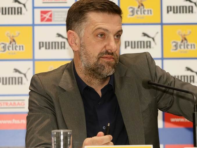  Sadi voće i boli ga briga za "orlove": Bivši selektor Srbije nema pojma šta se dešava sa "orlovima" 